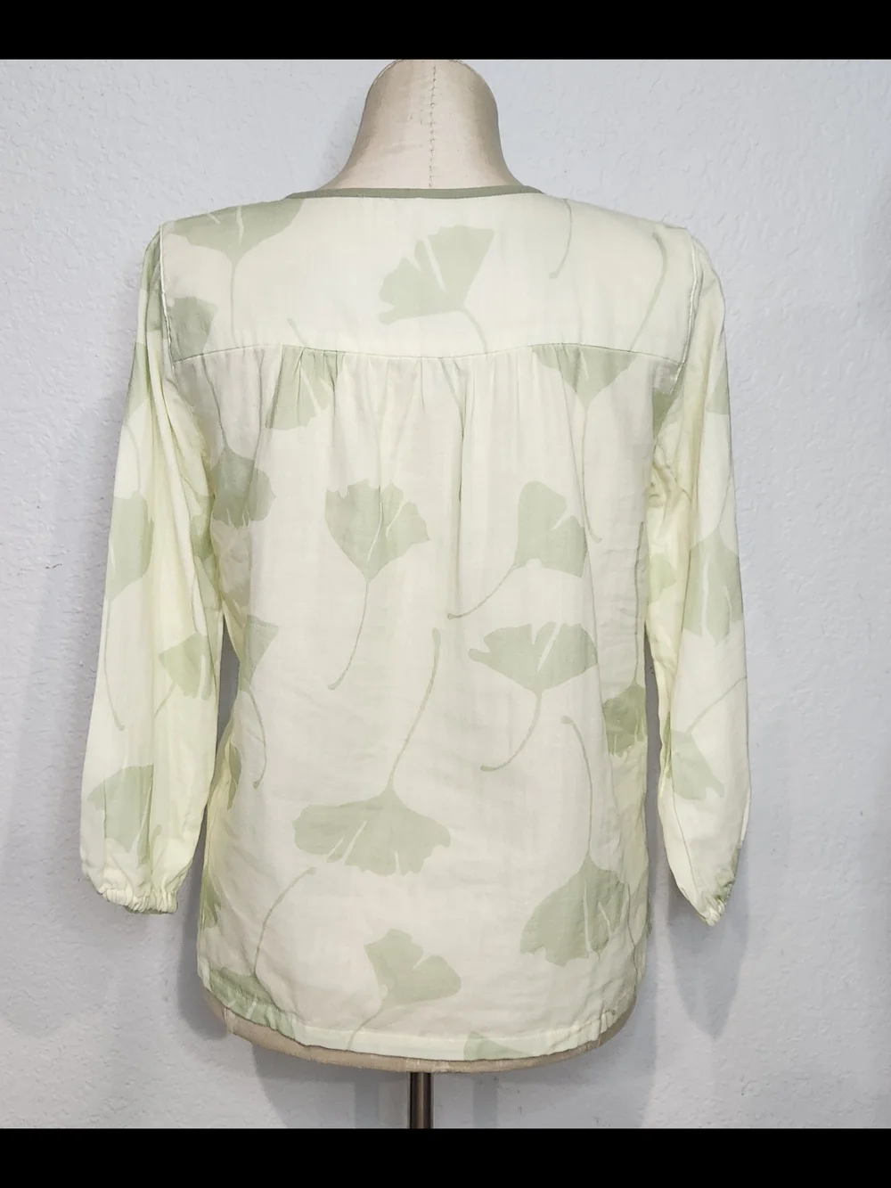 Ownkoti Ginkgo Light Green Leaf Print Pajama Women’s Top with Tie Closures
